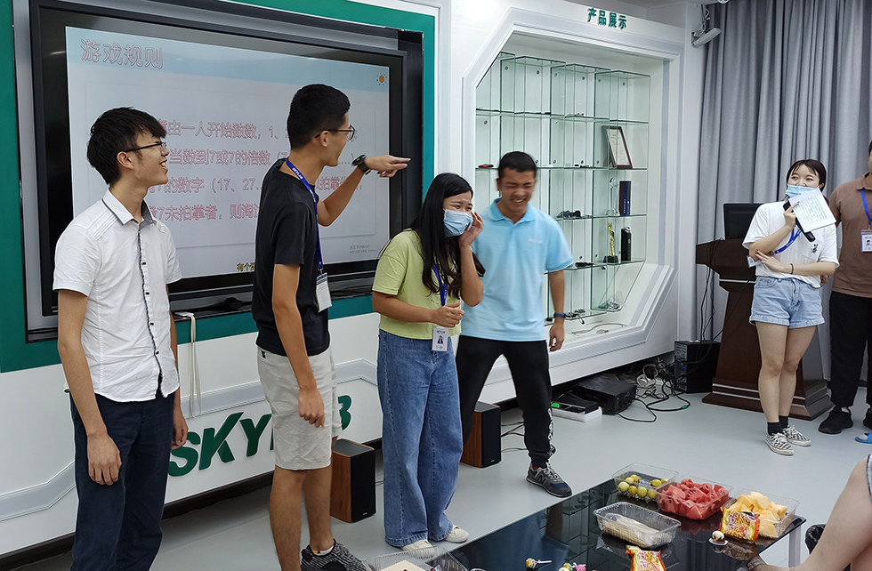 微能信息2020年第三季度生日會-努力奮斗的日子里，感恩有你 (6).jpg